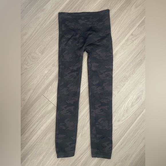 Spanx high waisted black and grey camoflauge army stretchy shapeware leggings - Picture 3 of 5